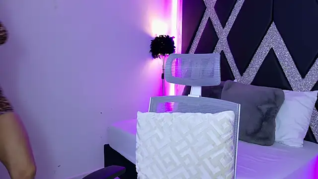 Snapshot of blonde_cat15 chatting on 11.10.25 blonde cat15 online show from 11.10.25