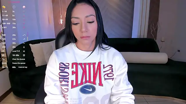 Snapshot of LizzHamilton__ chatting on 10.17.25 LizzHamilton online show from 10.17.25