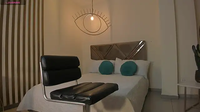 Snapshot of LizzHamilton__ chatting on 10.18.25 LizzHamilton online show from 10.18.25