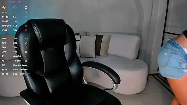 Snapshot of LizzHamilton__ chatting on 11.04.25 LizzHamilton online show from 11.04.25