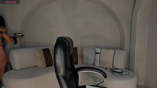 Snapshot of LizzHamilton__ chatting on 11.05.25 LizzHamilton online show from 11.05.25