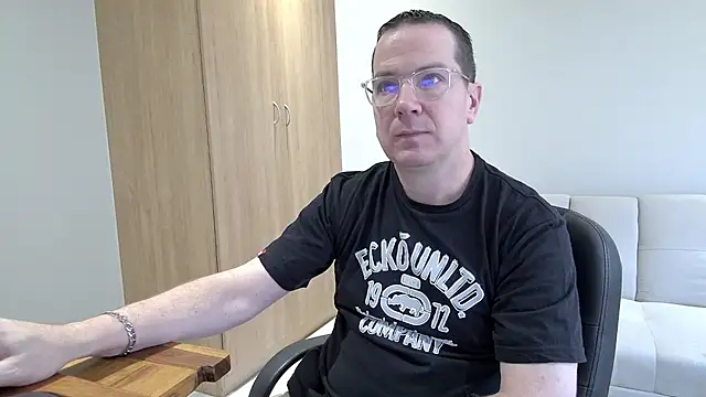 BrettJ81 online show from 10.25.25