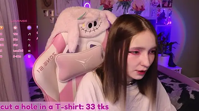 Snapshot of Evie_Ro chatting on 04.12.26 Evie Ro online show from 04.12.26