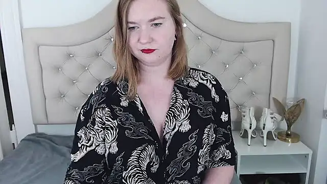 LaraDream online show from 12.28.24