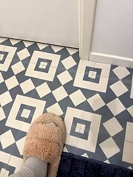 Snapshot of whose17 chatting on 11.21.25 whose17 online show from 11.21.25