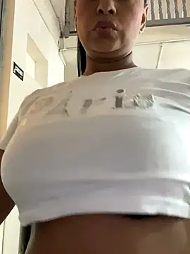 Snapshot of sofia_xxx02 chatting on 10.27.25 sofia xxx02 online show from 10.27.25