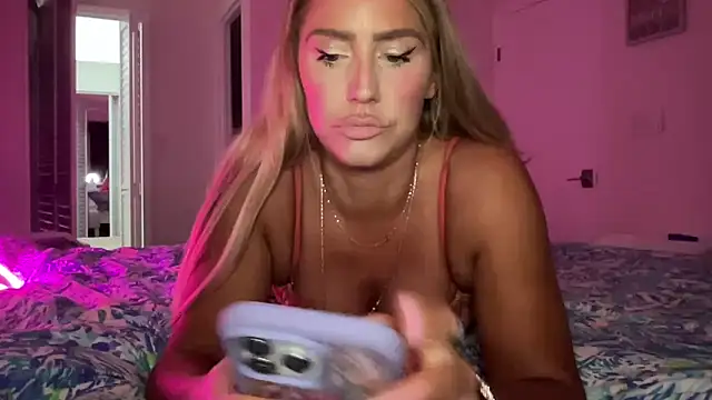 Snapshot of Fitnessbabe69 chatting on 09.30.25 Fitnessbabe69 online show from 09.30.25