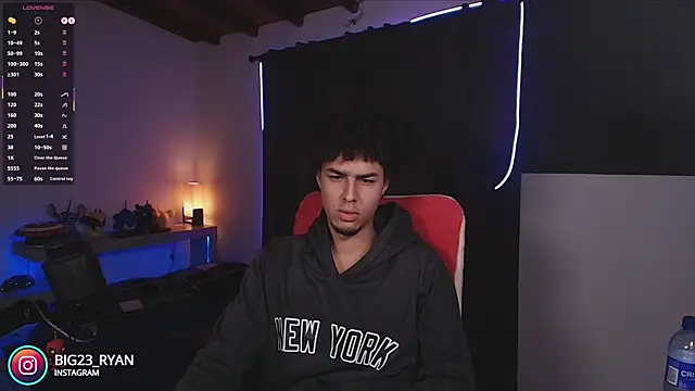 Snapshot of bigryann23 chatting on 10.11.25 bigryann23 online show from 10.11.25